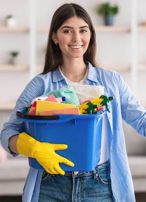 Personnel de ménage souriant